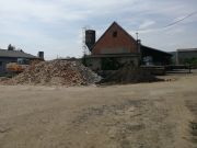 Hromady sutě a hlíny uložené u dodavatele